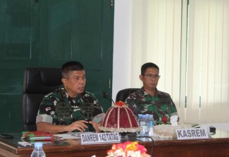 Danrem 142/Tatag saat memimpin rapat pasca gempa