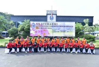 Ketum Jalasenastri foto bersama dengan pengurus Jalasenastri di Komplek TNI AL Kodamar 