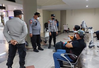 Polsek Kawasan Bandara Hang Nadim saat Memberikan Himbauan Pencegahan Covic - 19 di Seputaran Terminal Keberangkatan dan Kedatangan