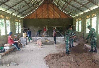 Berjibaku bantu pemelesteran gereja di perbatasan 