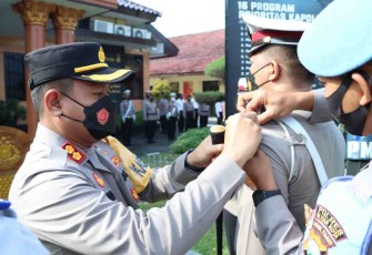 Kapolres Blitar Kota saat penyematan pin personel operasi patuh Semeru di mapolres