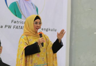 Derta Wahyulin saat menjadi keynote speaker pada acara "Peran Perempuan Dalam Pembangunan Daerah" di Gedung Serba Guna Kampus Universitas Islam Negeri Fatmawati Soekarno (UINFAS), Senin(13/6).