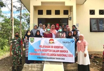 Foto bersama usai pelayanan KB serentak di desa Inan