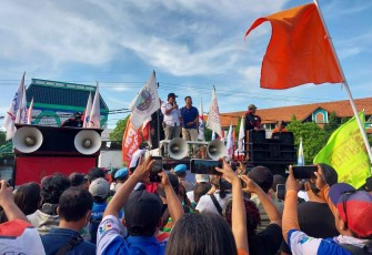 Ratusan buruh dari berbagai daerah di Jawa Timur saat menggelar aksi di depan kantor DPRD Jawa Timur Jalan Indrapura Surabaya, Rabu (15/6/2022) sore. 