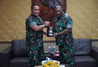 Irjen TNI menerima cenderamata dari Kasdam XVIII/Kasuari