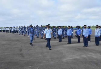 Danlanud saat pengecekan personel dalam upacara peringati HUT Ke 71 Koopsud 
