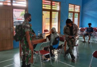 Sertu Suryadi dampingi warga binaannya vaksinasi