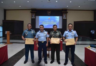 Foto bersama Danlanud Supadio usai Taklimat Akhir Itjen TNI Periode II TA. 2022