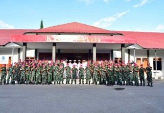 Dankormar foto bersama jajaran Yonmarhanlan XIV Sorong
