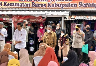 Presiden Joko Widodo saat kunjungi pasar Baros 