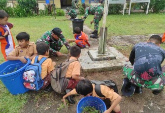 Bersihkan lingkungan sekolah di perbatasan 