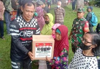 Danrem 081/DSJ saat bantu sembako warga di lereng gunung Kelud
