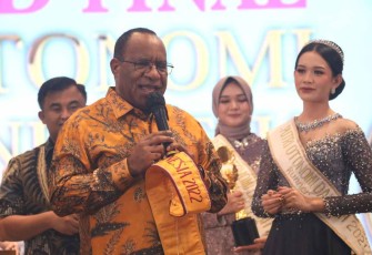 Wamendagri saat memberikan keterangan pers Putri Otonomi Indonesia tahun 2022
