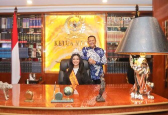 Bamsoet bersama Putri Otonomi Indonesia di ruang kerja ketua MPR RI 