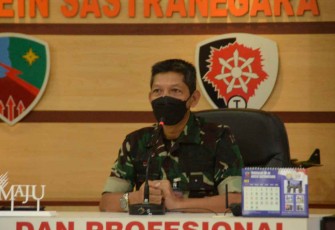 Danlanud saat memberikan pengarahan evaluasi safety brief di lanud Husein Sastranegara Bandung 