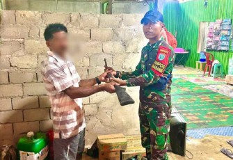 Satgas Yonif 645/Gty terima senjata rakitan di perbatasan 
