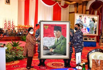 Kasal saat menyerahkan lukisan Bung Karno ke Megawati Soekarnoputri di Jakarta 
