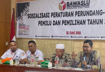 Pemateri sedang memberikan materi kepada Camat di Aceh Timur dalam kegiatan Sosialisasi Peraturan Perundang-Undangan Pemilu dan Pemilihan Tahun 2024.