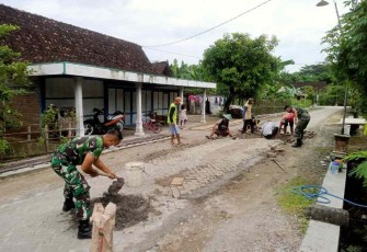 Perbaikan jalan desa di wilayah Koramil Karangjati 