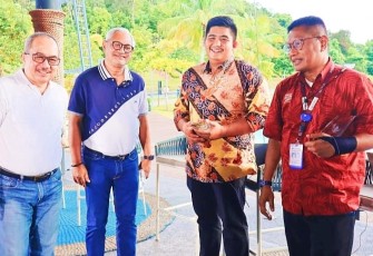 PLT Bupati Bintan Roby Kurniawan SPWK (baju batik) saat foto bersama GGM PT BRC Abdul Wahab dan Kedubes RI Singapore.