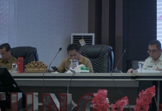 Pejabat Sekda Kota Bitung Rudy Theno (Tengah) saat memimpin rapat evaluasi PAD dan EPRA