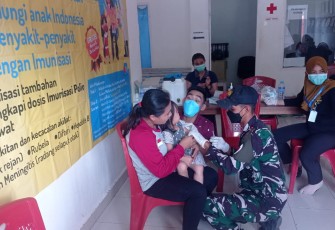 Bersama nakes Puskesmas berikan imunisasi kepada balita