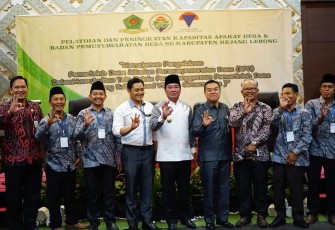 Wagub Bengkulu Rosjonsyah saat membuka acara peningkatan kapasitas kepala Desa dan ketua BPD se Kabupaten Rejang Lebong yang dilaksanakan di Hotel Santika, Jum'at (1/07).