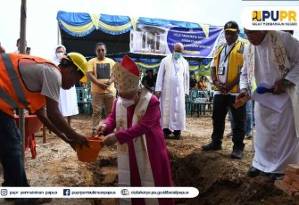 Uskup Agung Merauke saat meletakkan batu pembangunan gedung keuskupan agung Merauke