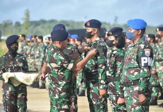 Pangkoarmada III saat menyematkan Brevet Scuba TNI AL