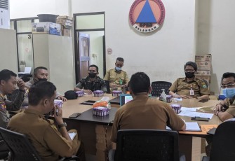 Kapten Arm Supiandi saat rakor jelang apel siaga karhutla di ruang rapat BPBD Kabupaten Balangan