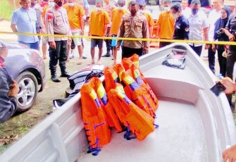 Kapolres Bintan saat mengecek kapal speed dan 2 unit mobil yang di amankan