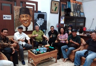 Ketua DPRD Jawa Timur (Jatim) Kusnadi, bersilaturahmi dengan para seniman di Kantor Dewan Kesenian Surabaya (DKS), Kompleks Balai Pemuda, Selasa (5/7) kemarin.