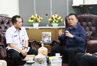 Dirjen Keuda Kemendagri Agus Fatoni (kiri) saat bersma Gubernur Kepri Ansar