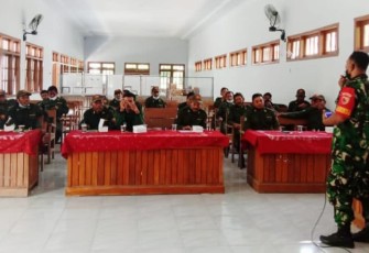 Saat pembekalan linmas oleh personel Kodim 0801/Pacitan