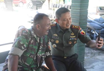 Dandim Madiun berswafoto bersama anggotanya
