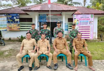 Foto bersama pejabat desa Siding