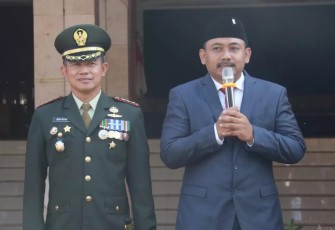 Danrem 081/DSJ saat mendampingi bupati Ngari