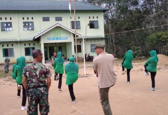 Olahraga bersama personel dan Persit KCK ranting 06 Lampihong 