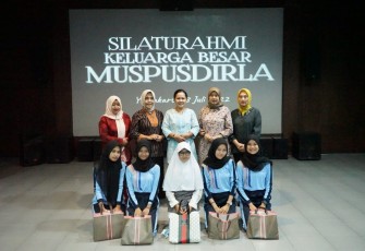 PIA Ardhya Garini Muspusdirla saat bantu alat tulis anak-anak pegawai honorer Muspusdirla 