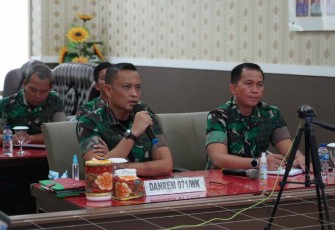Danrem 071/Wijayakusuma saat memberikan arahan prajuritnya melalui virtual 