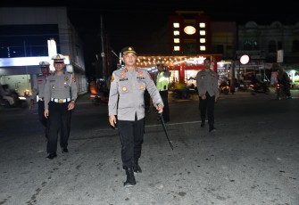 Kapolres Aceh Timur saat Pimpin Langsung Pengamanan Malam Takbiran Idul Adha 1443 H.