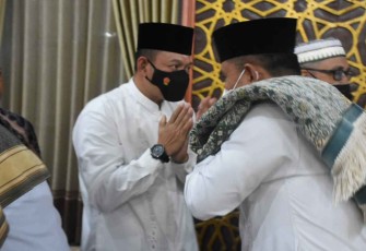 Dandim Madiun bersalam-salaman usai salat Idul Adha 