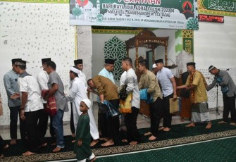 Bersalam-salaman usai salat idul adha di masjid Al Amin Korem 142/Tatag