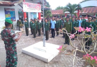 Personil kodim 1310/Bitung saat melatih para siswa