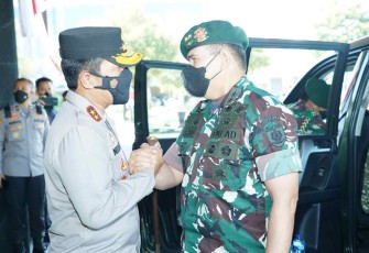 Pangdiv 2 Kostrad saat disambut Kapolda Jatim