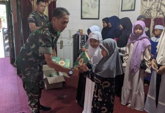 Danramil 02/Paringin saat memberikan wakaf Al Qur'an untuk santri