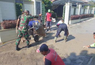 Berjibaku perbaiki jalan desa bersama warga binaan