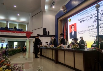 Mahasiswa mengikuti prosesi wisuda ke 51 PEM Akamigas tahun akademik 2021/2022 di gedung Grha Oktana Cepu.