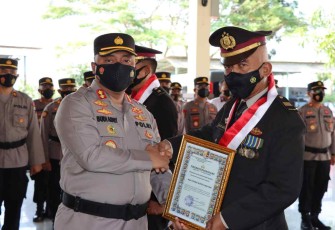 Kapolres Demak saat memberikan penghargaan 
