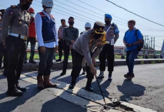 Kapolres Demak saat meninjau pembangunan jembatan 